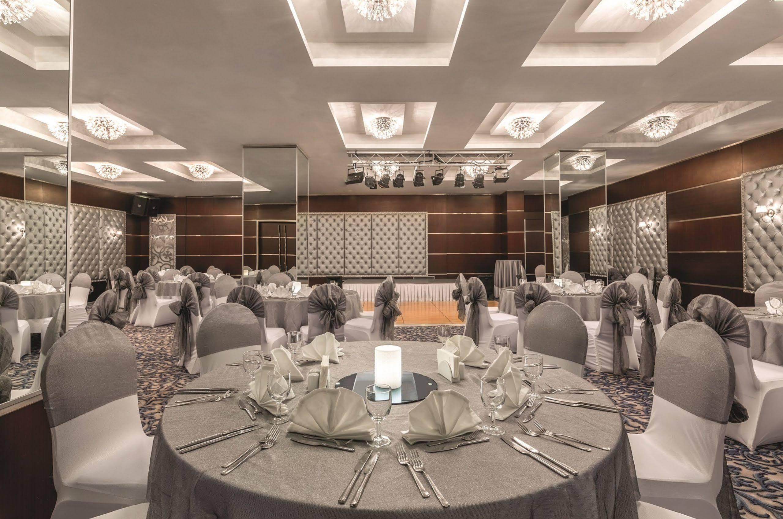 Ramada By Wyndham Ankara Hotel Buitenkant foto